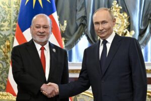 El presidente ruso, Vladimir Putin (der.), se reúne con el rey de Malasia, Sultán Ibrahim (izq.), en el Kremlin en Moscú, Rusia, el 6 de agosto de 2025. Sultán Ibrahim se encuentra en su visita de estado de cinco días a Rusia.. (Malasia, Rusia, Moscú) EFE/EPA/ALEXANDER NEMENOV / AFP POOL