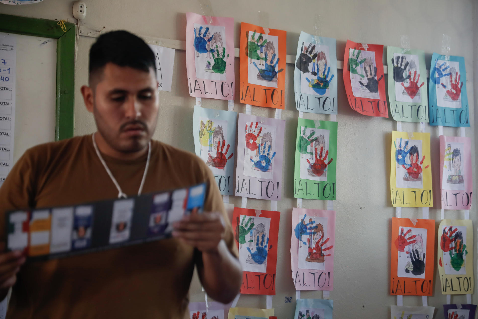 Un jurado muestra un voto durante el conteo al cierre de la jornada de elecciones generales de Bolivia este domingo, en el municipio de Villa Tunari (Bolivia). EFE/Rodrigo Sura
