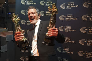 Imagen del pasado 13 de mayo en las que el actor y director Antonio Banderas posa con dos de los premios conseguidos con el musical 'Gypsy', durante la gala de los premios Talía en Madrid. EFE/Inma Tapia