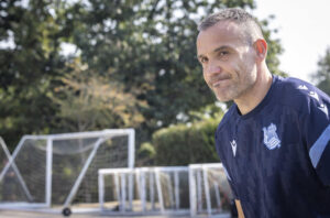 El entrenador de la Real Sociedad, Sergio Francisco, este viernes durante el último entrenamiento antes del arranque ligero el sábado en Mestalla. EFE/Javier Etxezarreta