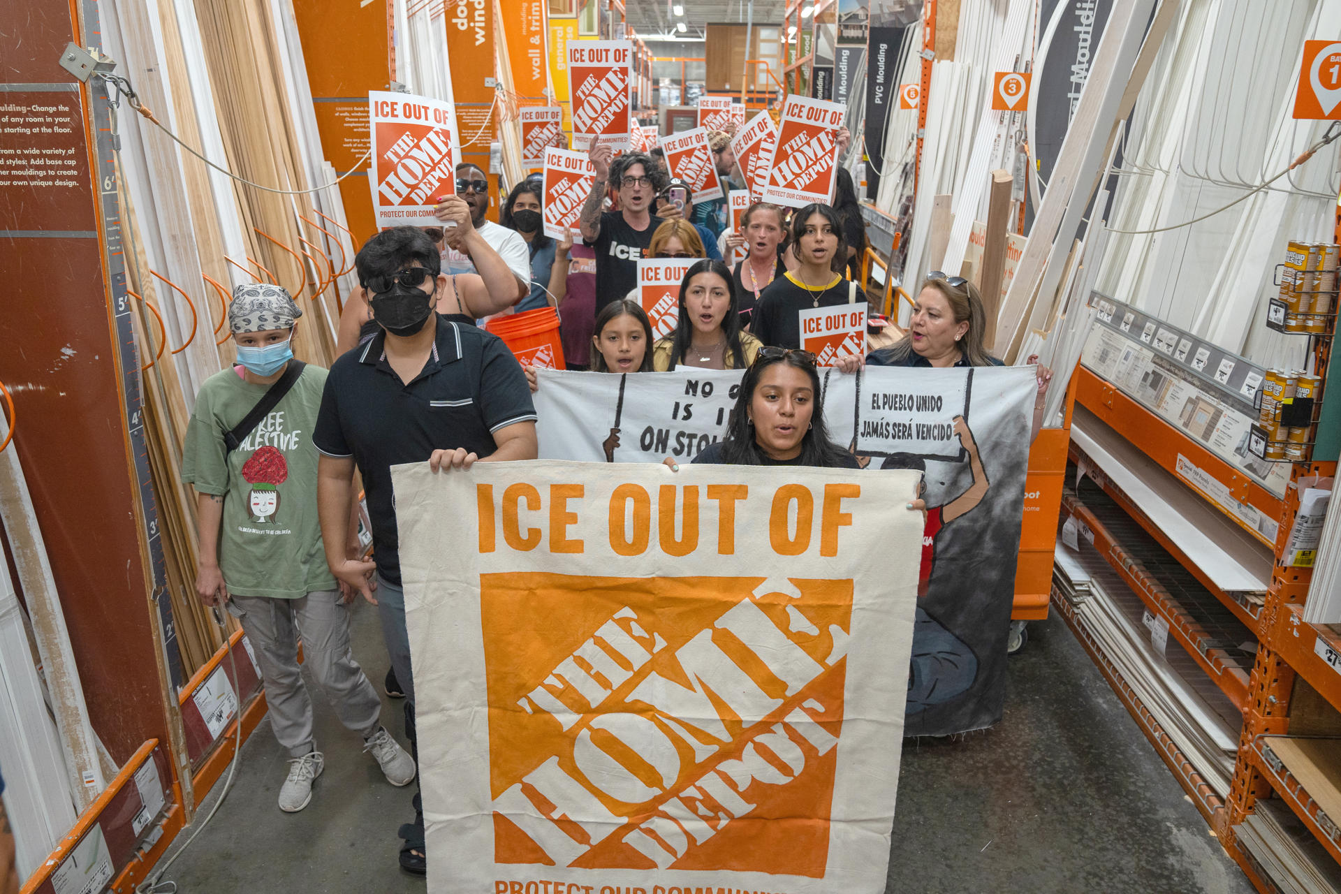 Fotografía de archivo de personas durante una manifestación en The Home Depot en Nueva Jersey (Estados Unidos). EFE/ Ángel Colmenares