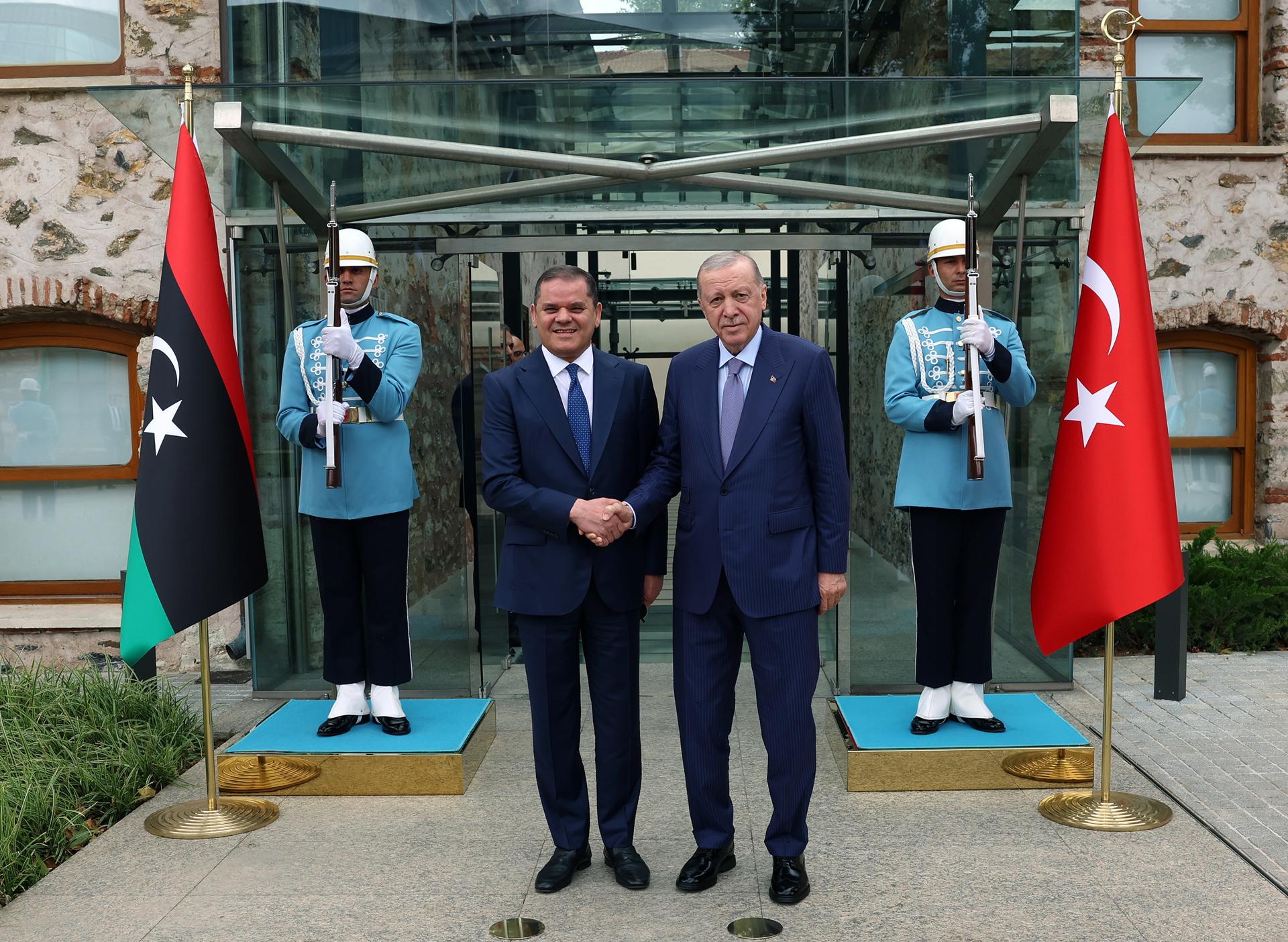 Una foto facilitada por la Oficina de Prensa de la Presidencia de Turquía muestra al primer ministro interino de Libia, Abdul Hamid Dbeibeh (L) y al presidente de Turquía, Recep Tayyip Erdogan (R) asistiendo a una ceremonia de bienvenida antes de una cumbre de cooperación Turquía-Italia-Libia en Estambul, Turquía, 01 de agosto de 2025. (Italia, Libia, Turquía, Estambul) EFE/EPA/TURKISH PRESIDENTIAL PRESS OFFICE / HANDOUT HANDOUT EDITORIAL USE ONLY/NO SALES