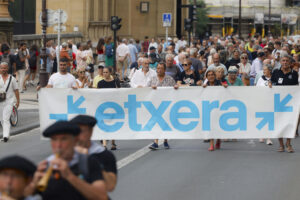 Imagen del pasado día 16 en el que la red de apoyo a los presos de ETA Sare celebró su habitual manifestación durante las fiestas de la Semana Grande de San Sebastián. EFE/Javi Colmenero