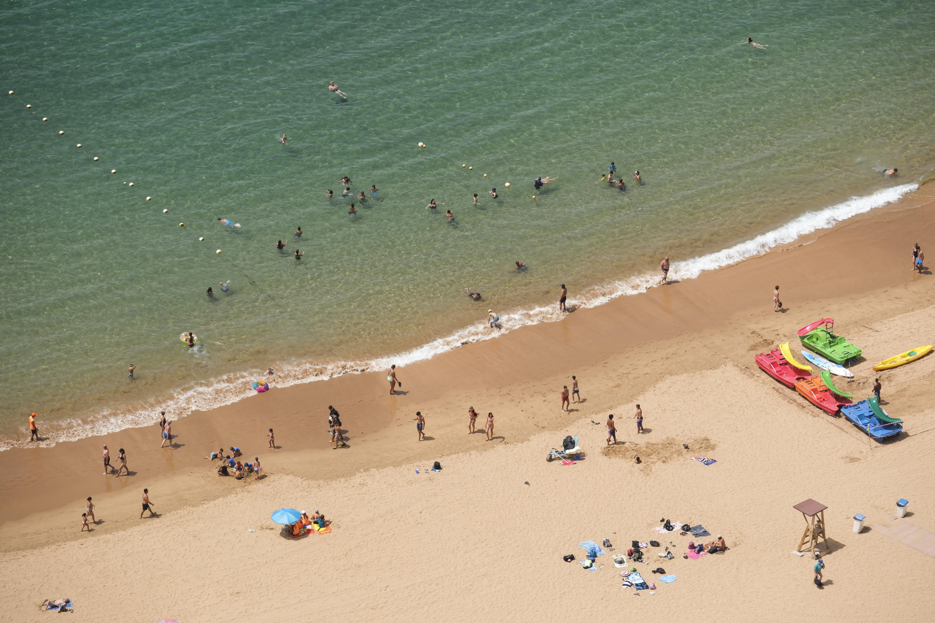 En la imagen, un grupo de bañistas este viernes en la playa de Las Teresitas en Santa Cruz de Tenerife. EFE/Alberto Valdés
