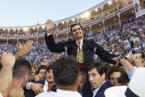Imagen del 08/06/2025.- El diestro Morante de la Puebla sale a hombros tras la Corrida de la Beneficencia celebrada en Las Ventas. EFE/Juanjo Martín