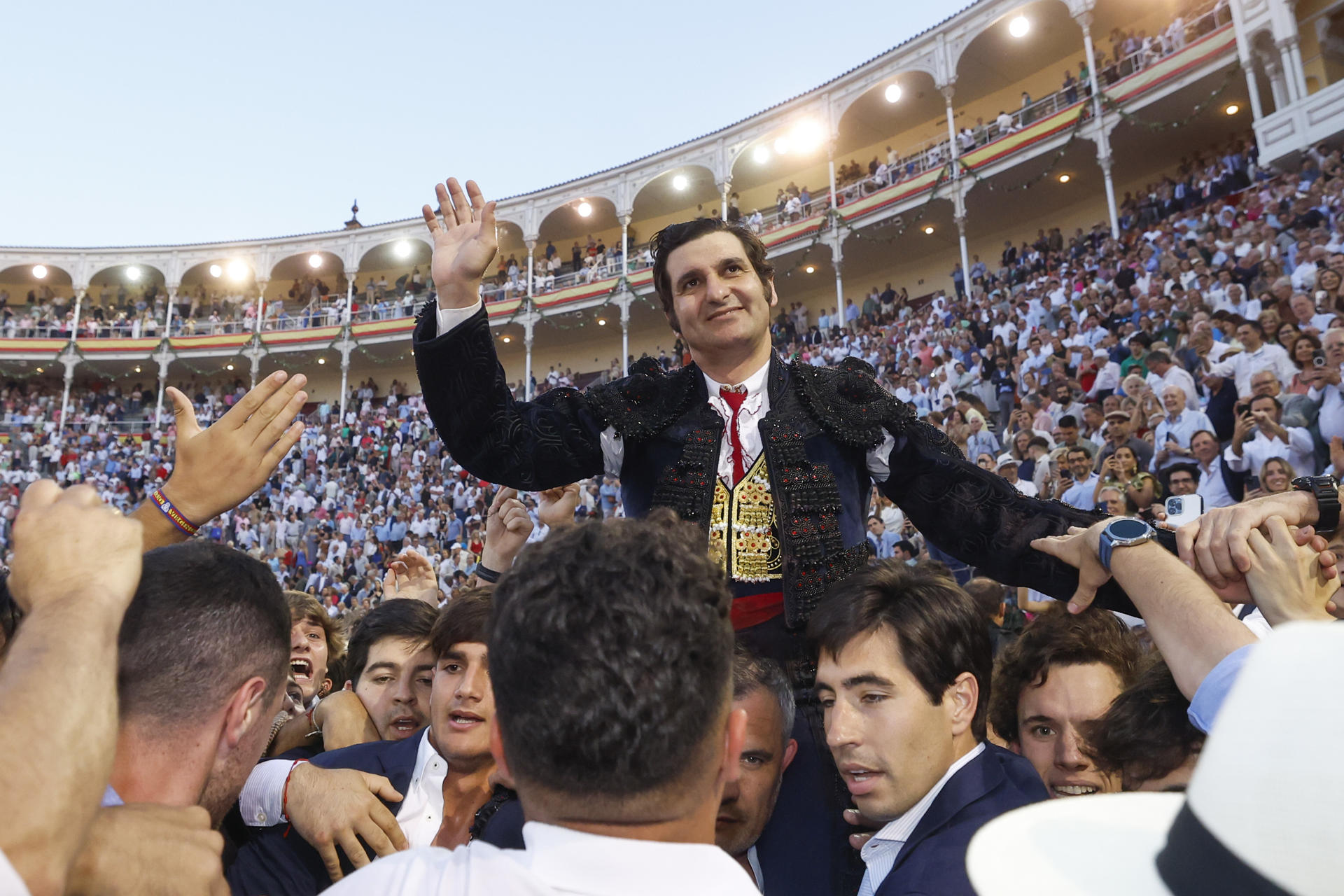 Imagen del 08/06/2025.- El diestro Morante de la Puebla sale a hombros tras la Corrida de la Beneficencia celebrada en Las Ventas. EFE/Juanjo Martín