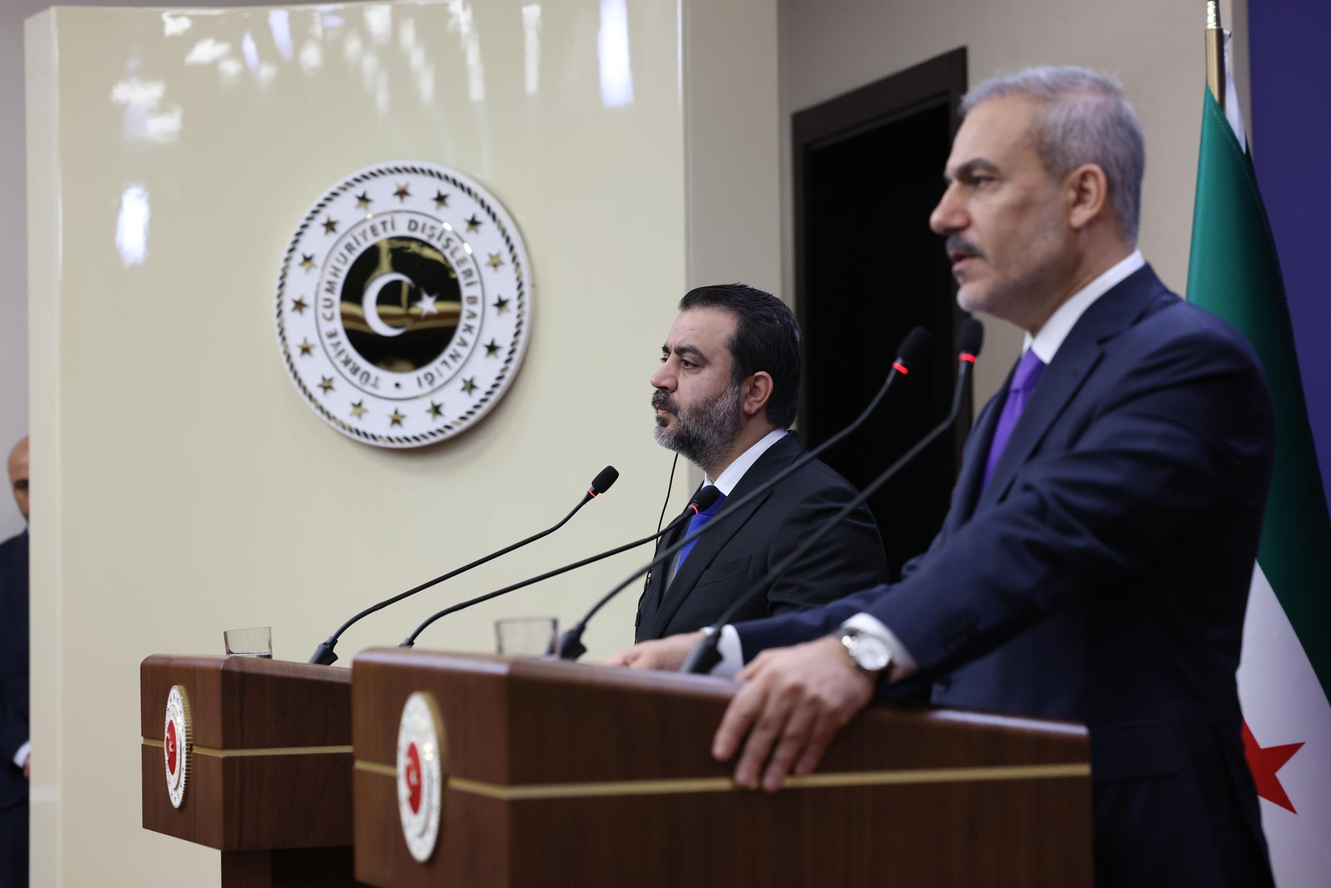 El ministro de Exteriores de Turquía, Hakan Fidan (d), y su homólogo sirio, el ministro Asaad Hassan Al-Shaibani, celebran una conferencia de prensa conjunta después de su reunión en Ankara, Turquía, el 13 de agosto de 2025. EFE/EPA/NECATI SAVAS
", "to": "es" }
