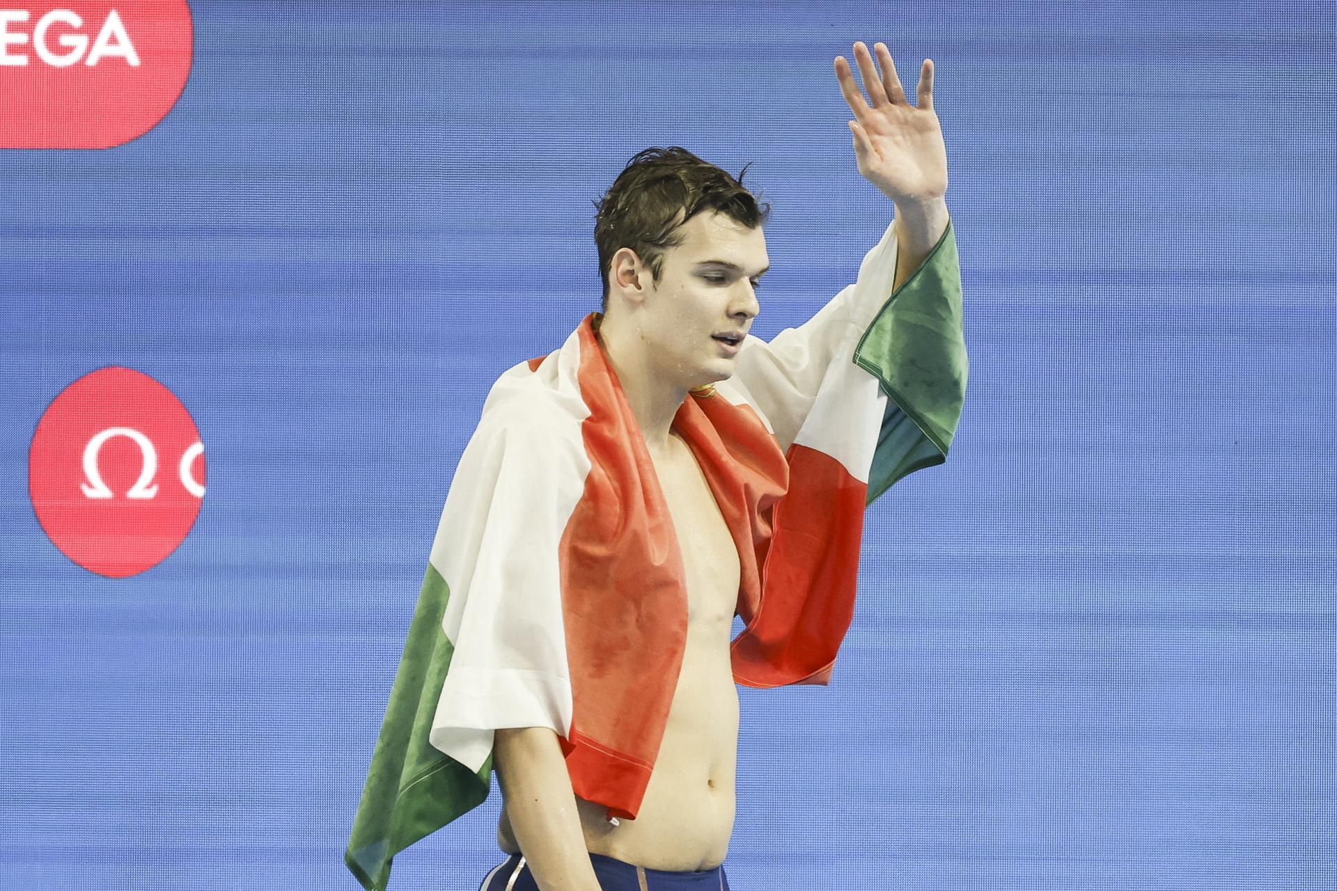 El nadador húngaro Hubert Kos, tras ganar este viernes la medalla de oro en la final de 200 metros espalda en los Mundiales de Natación de Singapur. EFE/RUNGROJ YONGRIT