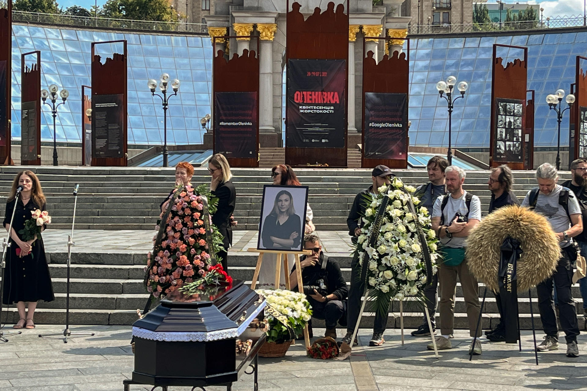 Imagen del acto de despedida a la periodista ucraniana Viktoria Róshchina, que murió entre torturas en cautiverio ruso tras ser detenida en los territorios ocupados por Rusia en Ucrania, este viernes en Kiev (Ucrania). EFE/ Marcel Gascón
