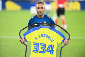 El Villarreal CF realiza un homenaje al centrocampista del Real Oviedo Santi Cazorla antes del partido de la primera jornada de LaLiga, que Villarreal CF y Real Oviedo, disputan este viernes en el estadio de La Cerámica. EFE/ Andreu Esteban