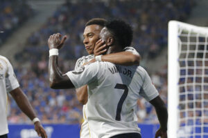 Los delanteros del Real Madrid Vinicius Junior (d) y Kylian Mbappé, tras el gol logrado por el primero frente al Oviedo. EFE/J.L. Cereijido