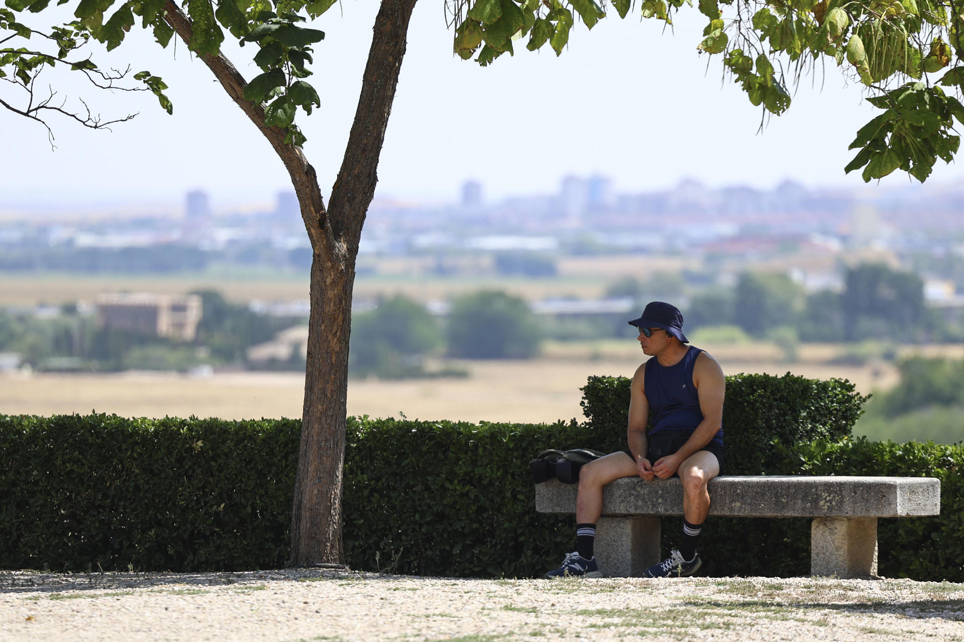Un joven descansa a la sombra en Toledo, este miércoles. EFE/ Ismael Herrero