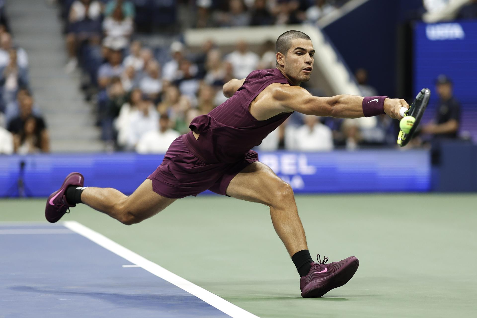 Carlos Alcaraz, número 2 de mundo, pasó este miércoles por encima del italiano Mattia Bellucci (65) por 6-1, 6-0 y 6-3 en una hora y 36 minutos. y avanzó a la tercera ronda del Abierto de Estados Unidos. EFE/EPA/JOHN G. MABANGLO
