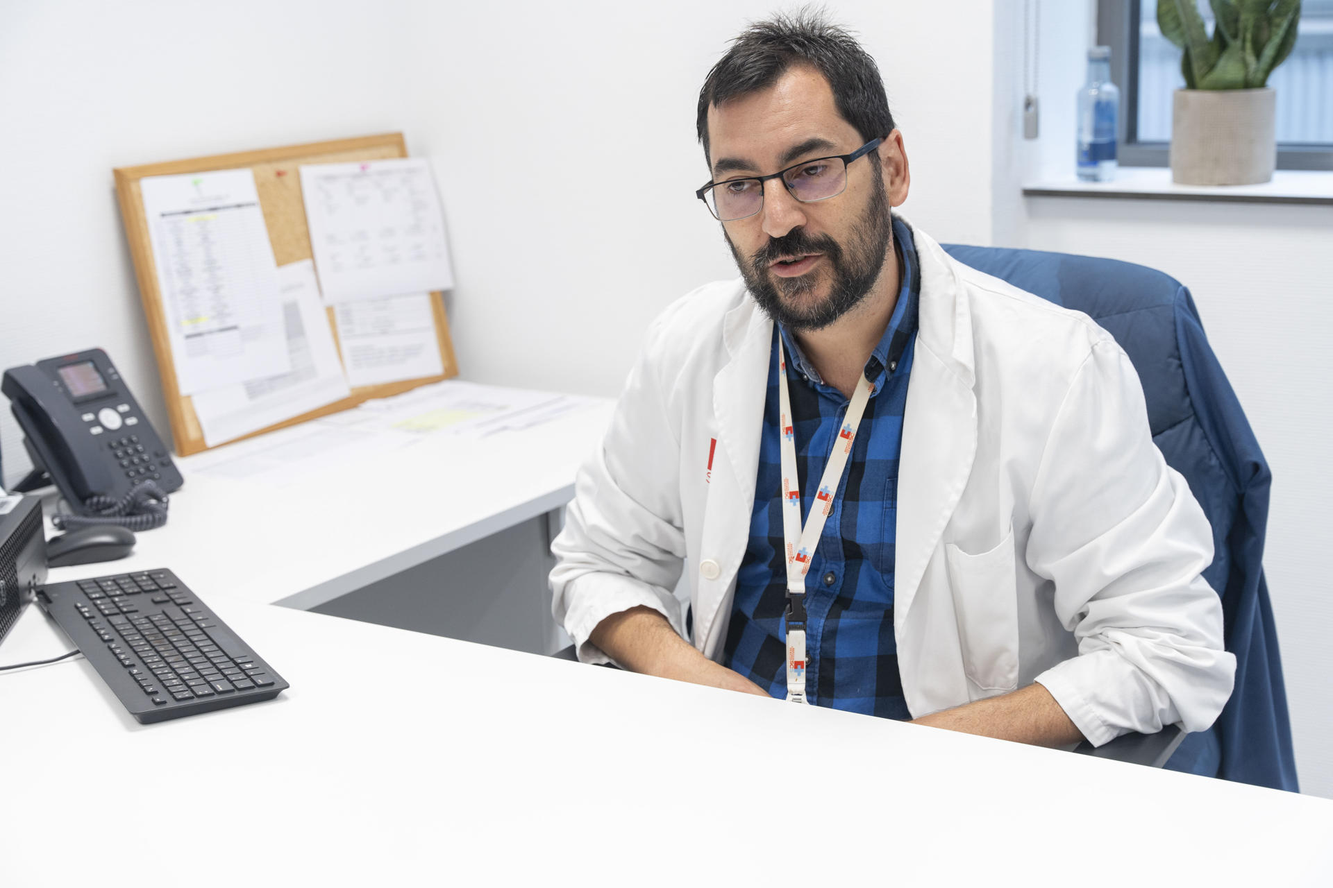 El psiquiatra infantil del Hospital Universitario Marqués de Valdecilla de Santander Miguel Mamajón está a cargo del 'Programa pantallas', una iniciativa pionera para prevenir y tratar el uso excesivo de las pantallas en niños y adolescentes con un abordaje individual y también grupal, con sesiones en las que participan los menores con sus padres. EFE/Román G. Aguilera

