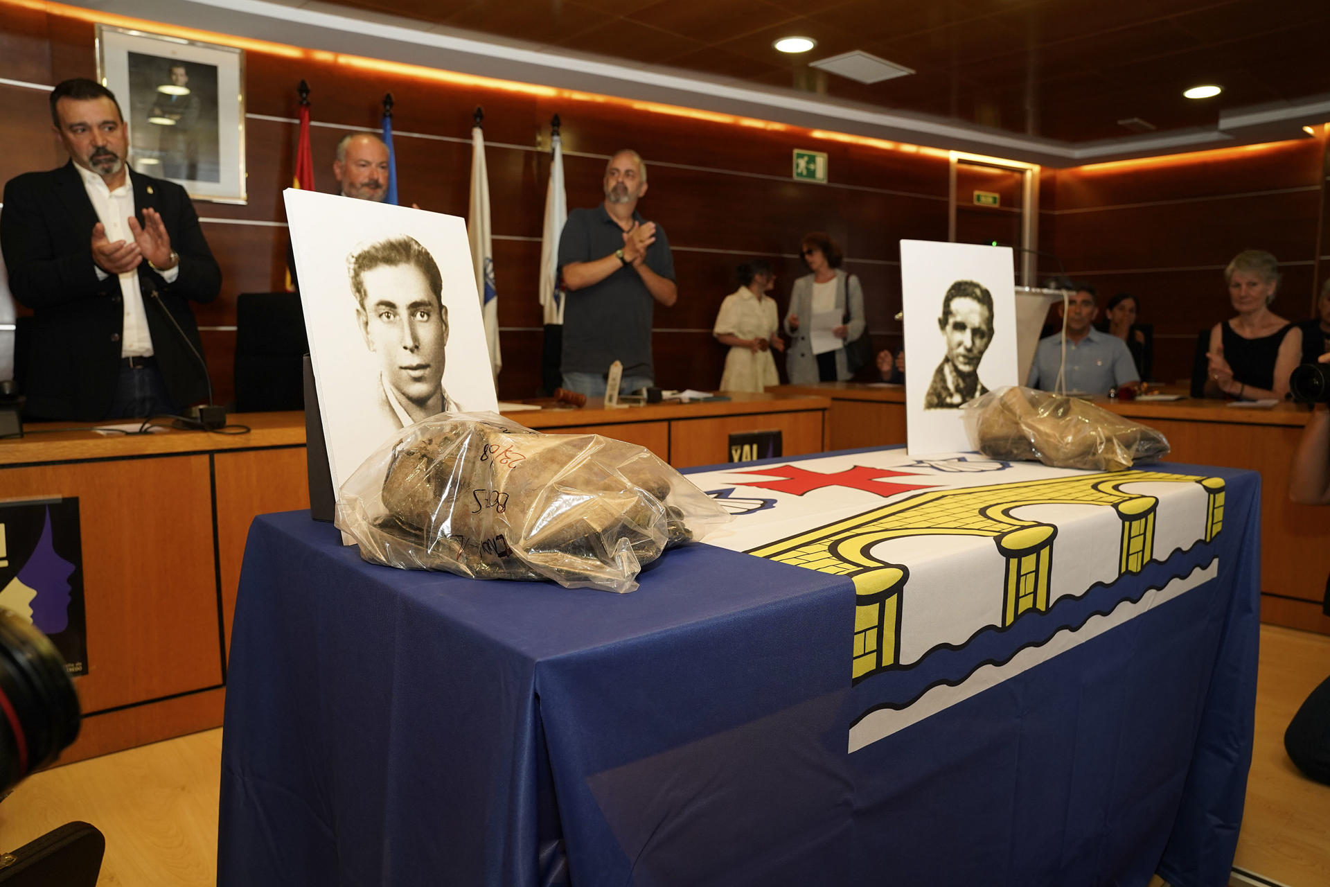 Los restos de José Galán Núñez y Manuel Ramiro Souto, dos miembros de la guerrilla antifranquista naturales de Culleredo (A Coruña) y asesinados en 1952, han sido entregados a sus familias tras ser exhumados hace un año de una fosa común y han recibido un homenaje en su localidad natal, este lunes. EFE/ Moncho Fuentes