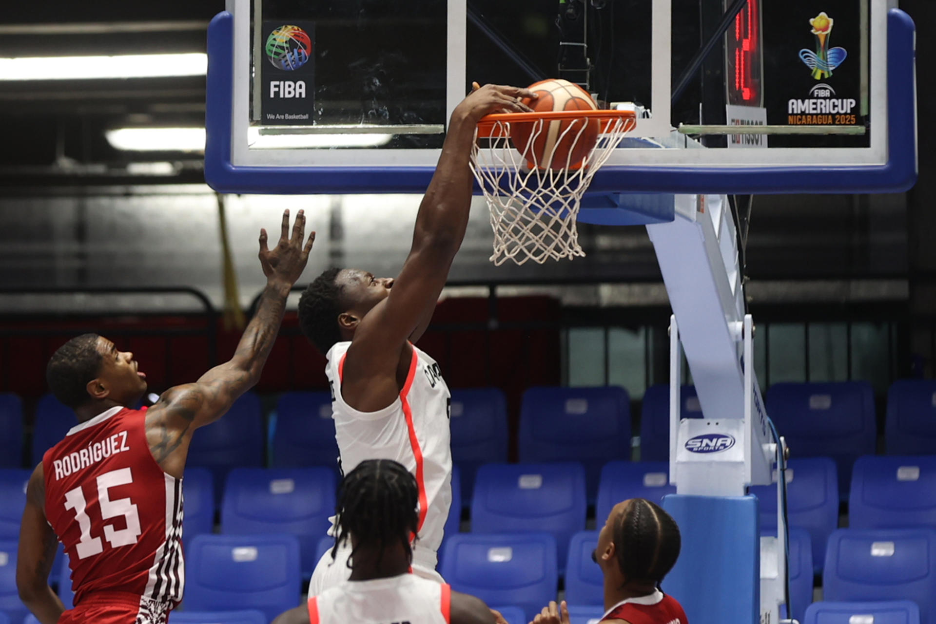 Mfiondu Kabengele, de Canadá, machaca el aro durante el partido de la FIBA AmeriCup 2025 ante Canadá, en Managua. EFE/ STR