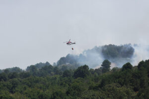 Un helicóptero lanza agua sobre el incendio este jueves, en las proximidades de La Alberca (Salamanca). EFE/ JMGARCIA