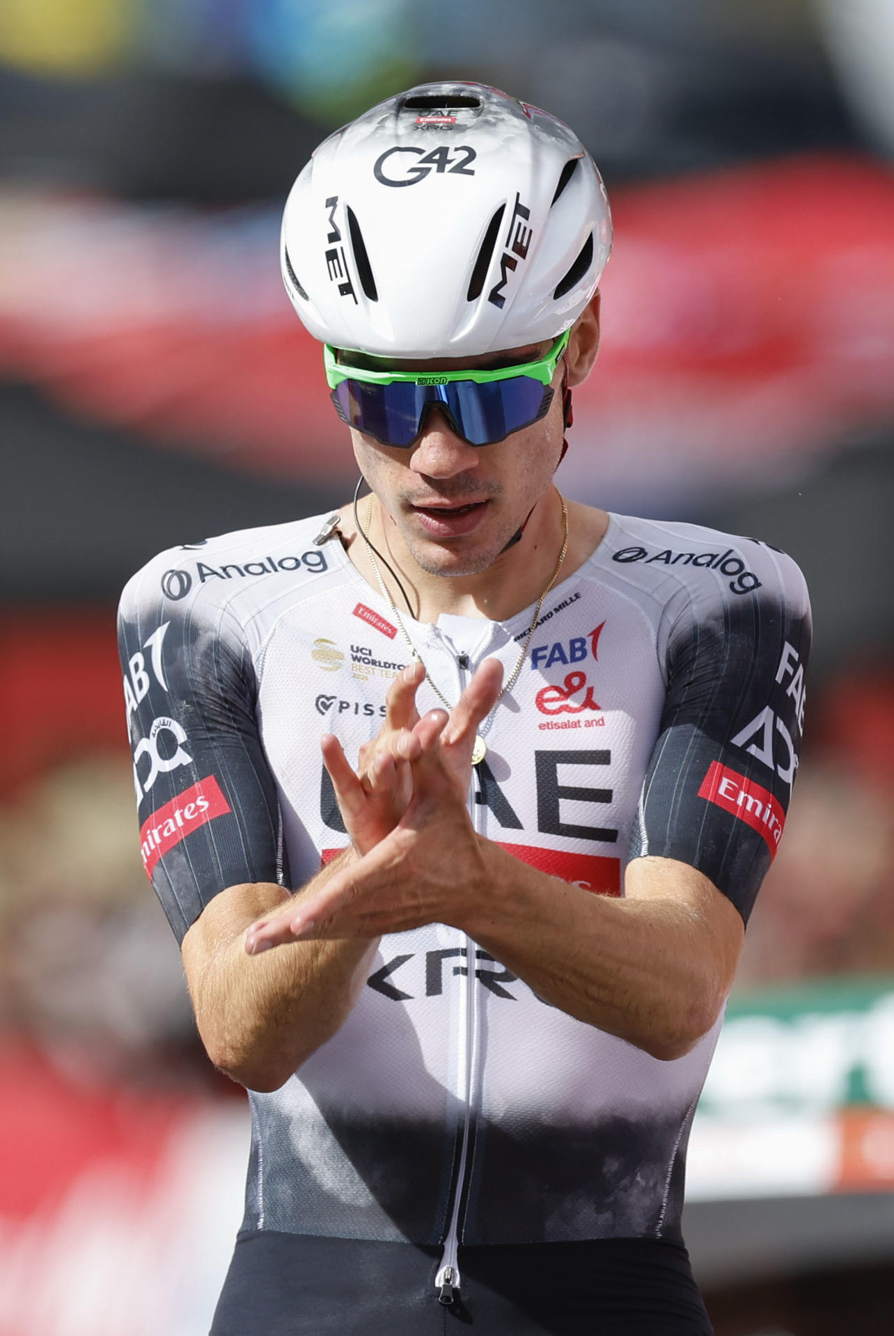 El ciclista español del Emirates UAE Juan Ayuso celebra su victoria en la séptima etapa de la Vuelta Ciclista a España que vive este viernes su segunda jornada montañosa con salida en Andorra La Vella y llegada en Cerler (Huesca) tras 187 kilómetros de recorrido. EFE/Javier Lizón