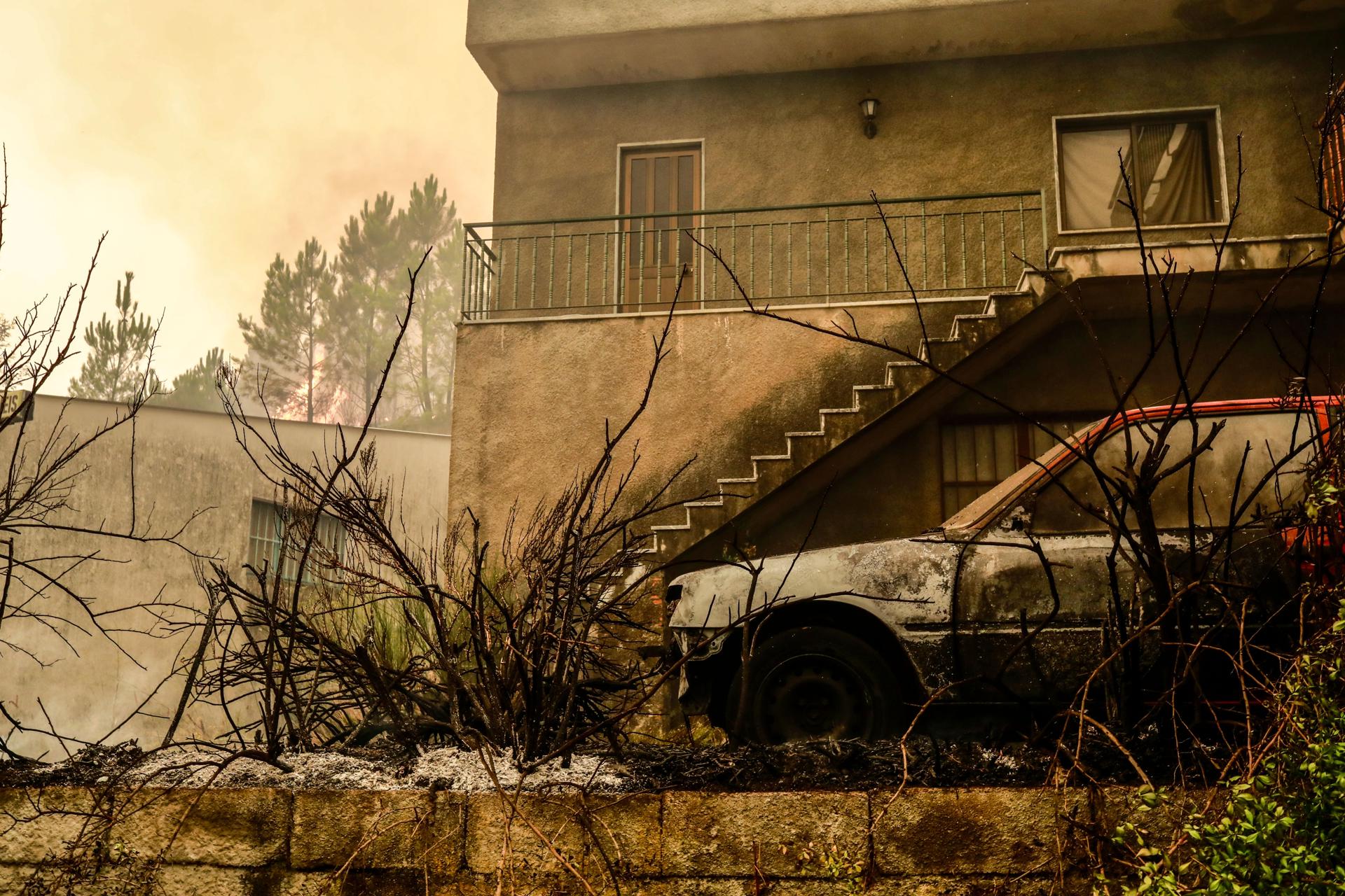 En la imagen de la semana pasada, un coche calcinado en Covilha, Castelo Branco, Portugal. EFE/EPA/MIGUEL PEREIRA DA SILVA