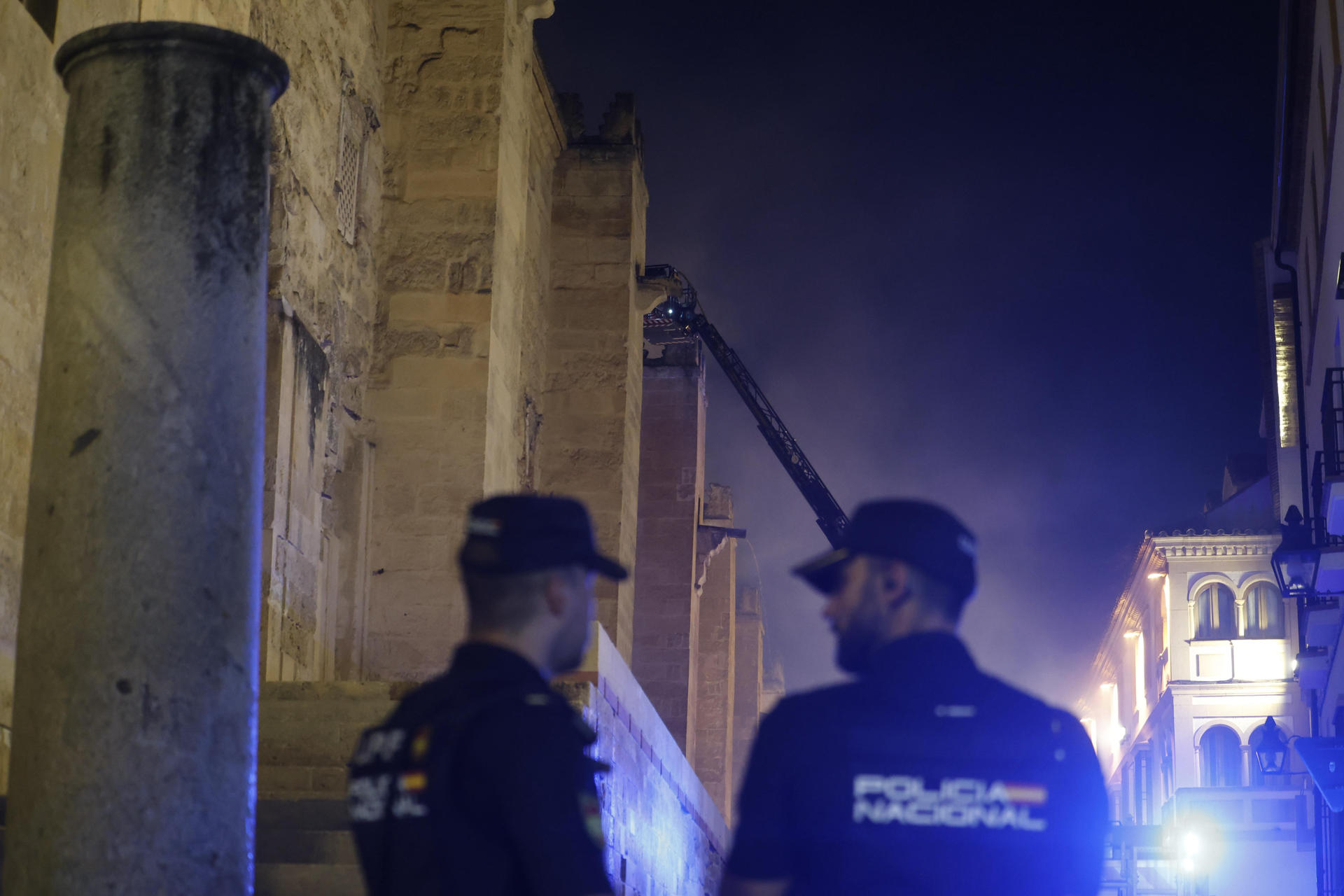 El incendio declarado este viernes en el interior de la Mezquita-Catedral de Córdoba, Patrimonio de la Humanidad, originado en una de las capillas y que se ha extendido hasta las cubiertas, ya está acotado y en proceso de extinción, según han informado a EFE fuentes del Cabildo Catedral. El fuego se habría originado sobre las 21:15 horas en una capilla ubicada en las naves de Almanzor y que se estaba utilizando como almacén de la maquinaria que se usa habitualmente en el templo, aunque se desconocen las causas que han originado las llamas. EFE/ Salas
