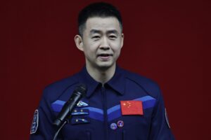 Fotografía de archivo, tomada el pasado 23 de abril, en la que se captó a Chen Dong, el astronauta chino con mayor cantidad de caminatas espaciales. EFE/Andrés Martínez