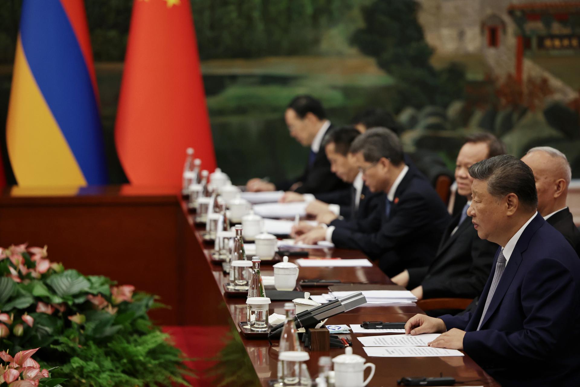 La primera jornada de la 25ª cumbre de la Organización de Cooperación de Shanghái (OCS) estuvo marcada por el acercamiento entre el presidente chino, Xi Jinping, y el primer ministro indio, Narendra Modi, con Xi defendiendo que China y la India deben ser "socios y no rivales" y Modi asegurando que su cooperación puede hacer del siglo XXI el "siglo de Asia". EFE/EPA/ANDRES MARTINEZ CASARES / POOL