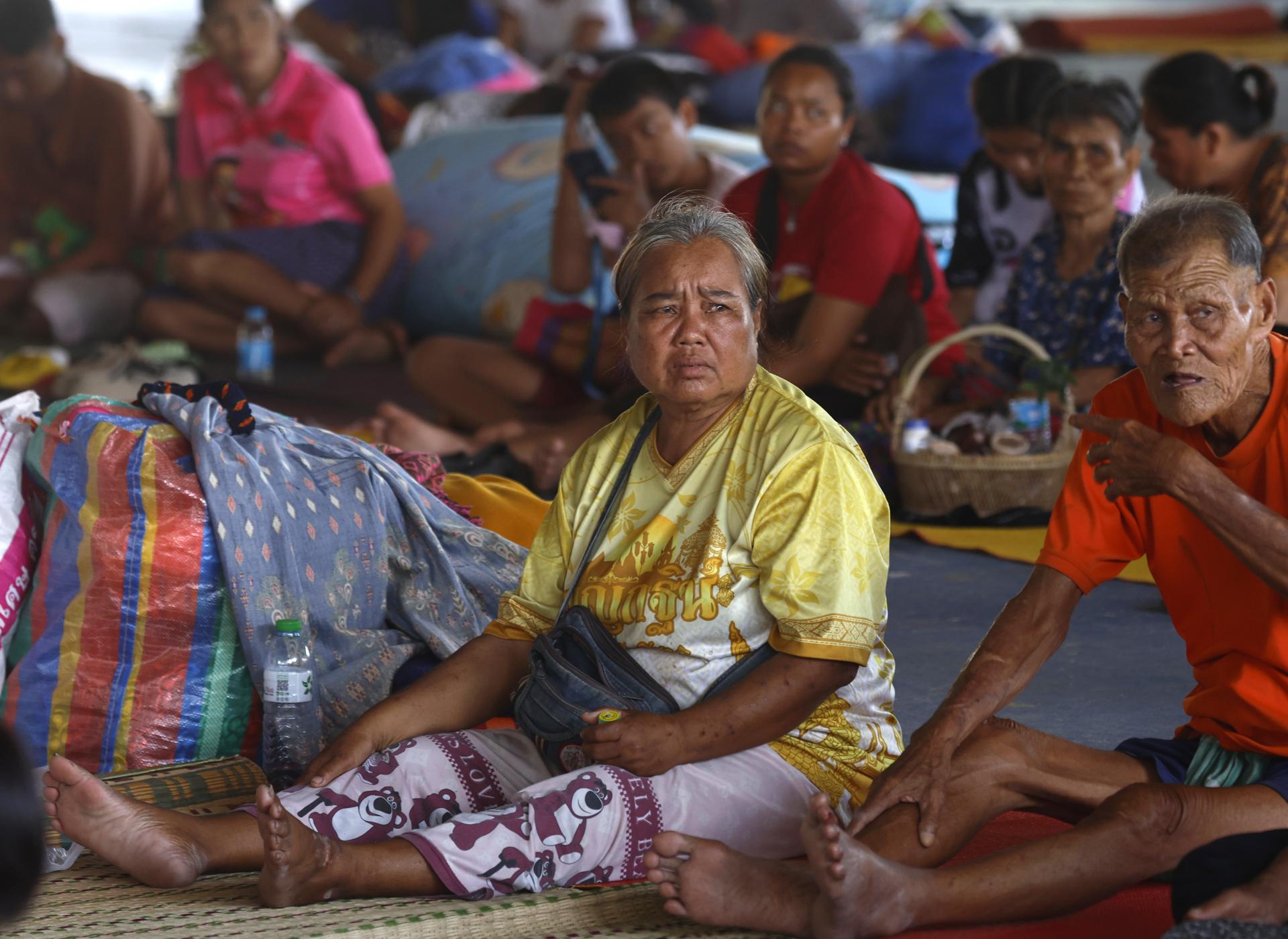 Kantharalak (Thailand), 01/08/2025.- Tailandeses en un refugio temporal tras ser evacuados de sus hogares por los enfrentamientos en zonas fronterizas con Camboya. EFE/EPA/NARONG SANGNAK