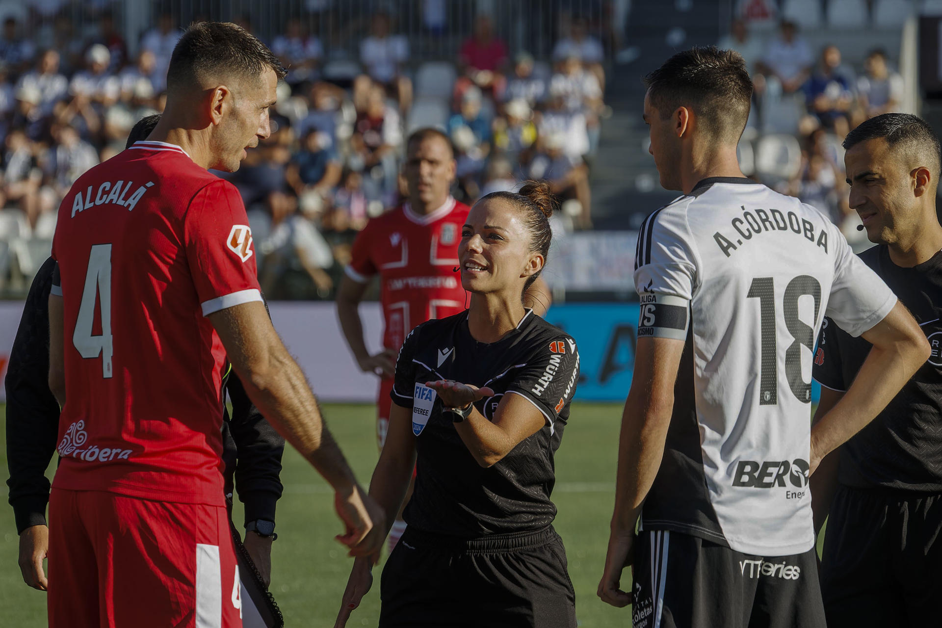 Imagen de archivo de Marta Huerta de Aza el día que se convirtió, en un Burgos-Cartagena, en la primera mujer en dirigir, como árbitro principal, un partido de la Liga Hypermotion. EFE/Santi Otero
