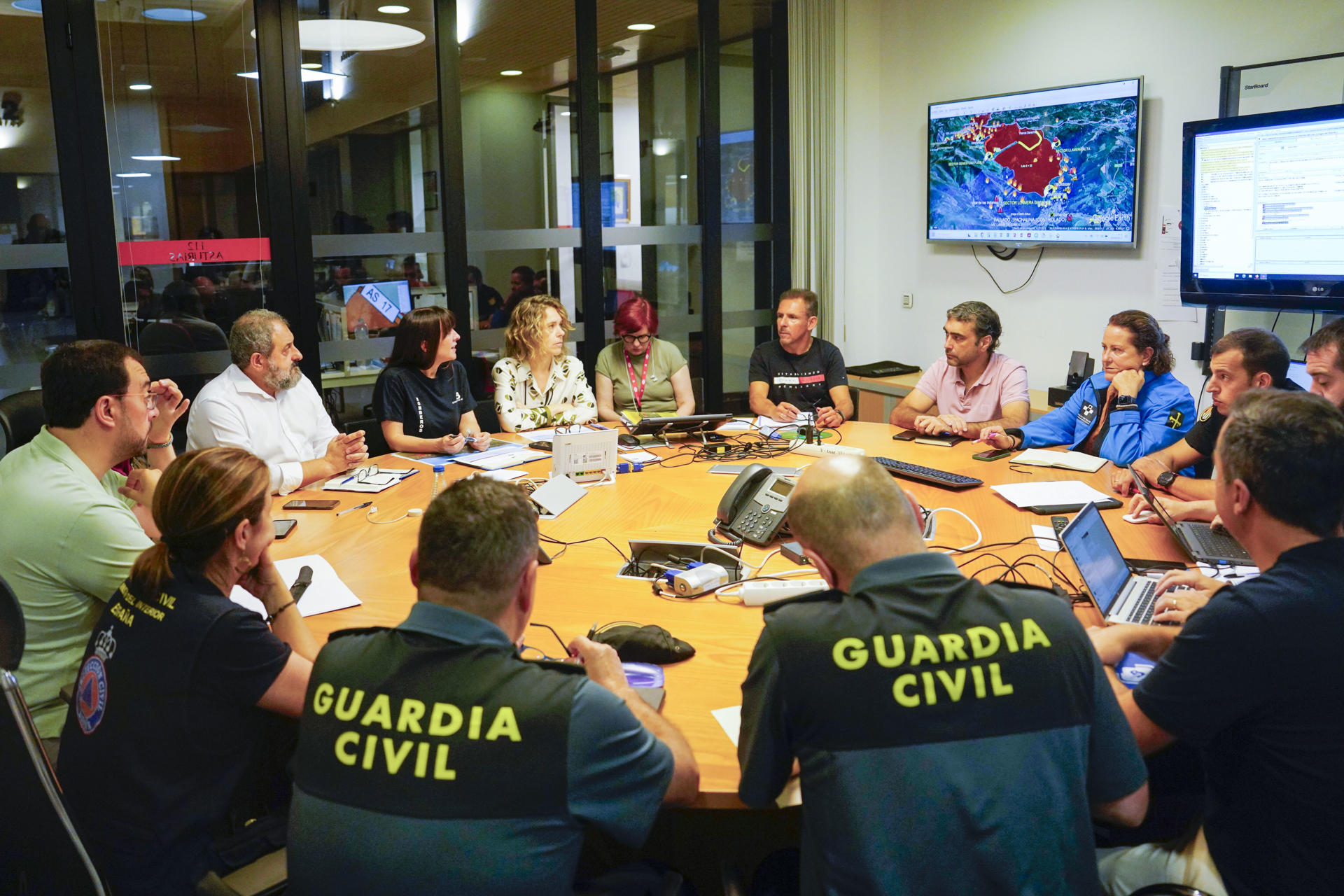 El presidente del Principado de Asturias, Adrián Barbón (i), se han reunido con los cuerpos que hacen seguimiento de los incendios forestales en la provincia, este lunes en la sede del 112. EFE/Paco Paredes
