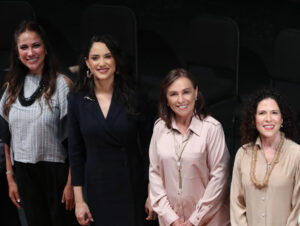 Desde la izquierda, la gobernadora del estado de Guanajuato, Libia Dennise García Muñoz Ledo; la secretaria de Cultura de México, Claudia Curiel de Icaza; la gobernadora del estado de Veracruz, Rocío Nahle García; y la secretaria de Cultura de Guanajuato, Lizeth Galván Cortés; posan durante la rueda de prensa por la presentación de la edición 53 del Festival Internacional Cervantino este lunes, en el Palacio de Bellas Artes, en Ciudad de México (México). EFE/ Mario Guzmán