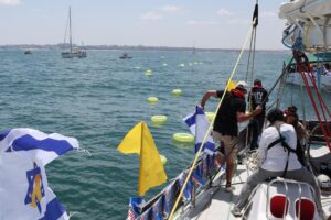 Familiares de los rehenes israelíes que continúan secuestrados en la Franja de Gaza lanzaron este jueves al mar cerca de las costas del enclave palestino flotadores amarillos para pedir su liberación, y exigieron al Gobierno firmar un acuerdo con Hamás. EFE/EPA/ABIR SULTAN