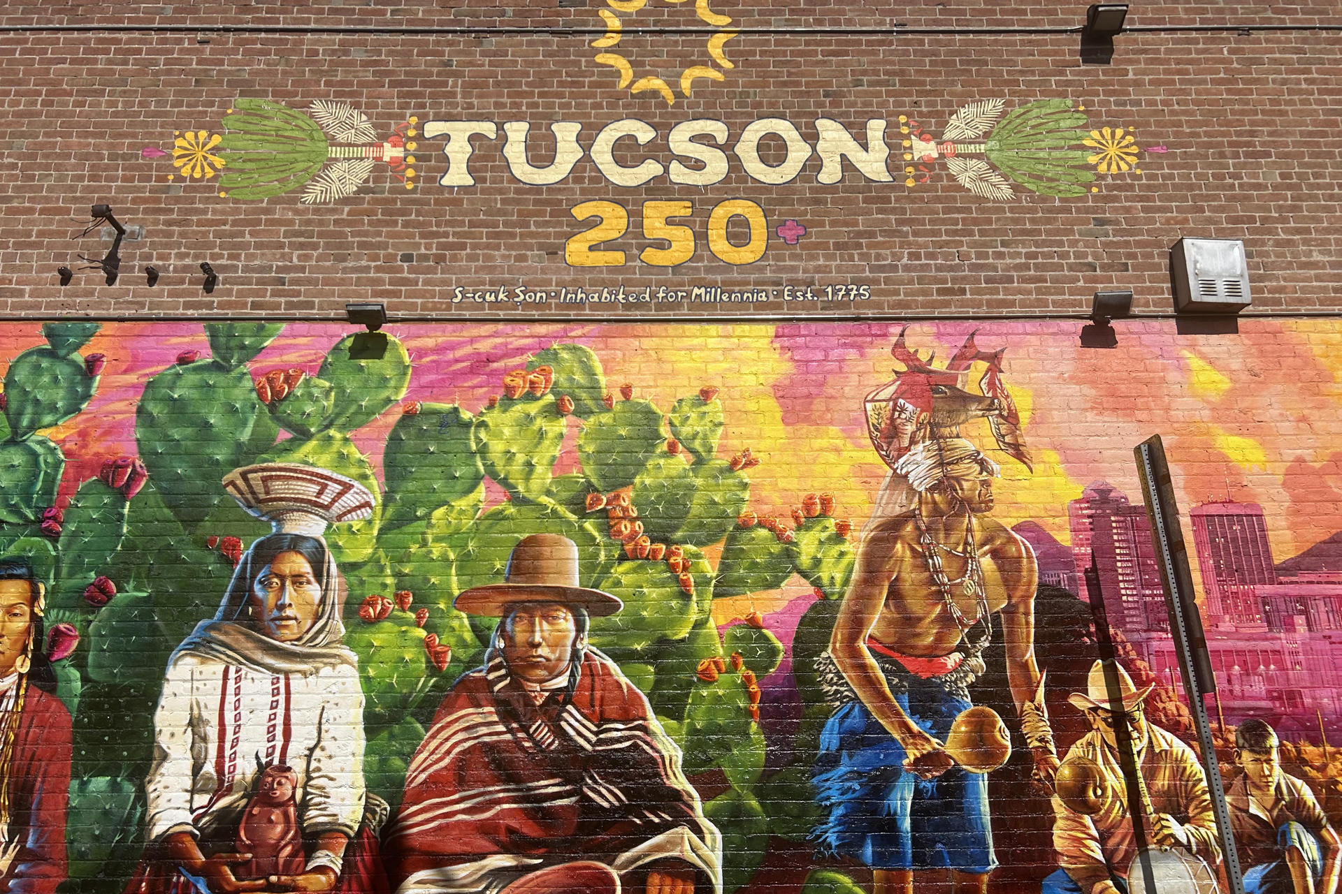 Fotografía del 16 de agosto de 2025 mural pintado por el muralista Ignacio García para conmemorar el 250 aniversario del nacimiento de la ciudad de Tucson, en Tucson (Estados Unidos). EFE/ María León
