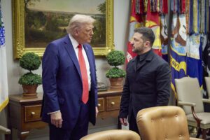 Fotografía cedida del presidente de EE.UU., Donald J Trump (R) con el mandatario ucraniano, Volodímir Zelenski (i) en la Oficina Oval de la Casa Blanca en Washington, el 18 de agosto de 2025. EFE/FE/OFICINA DE PRENSA DE LA CASA BLANCA