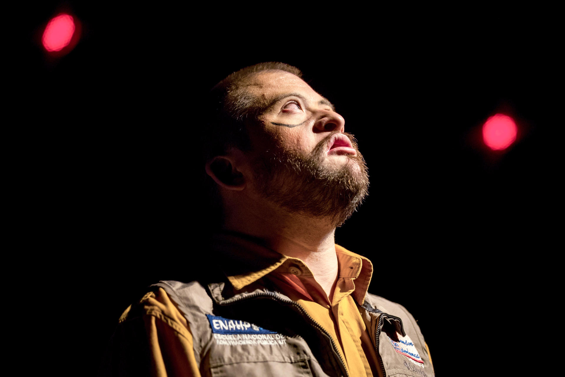 Un actor participa en una obra de teatro este jueves, en Caracas (Venezuela). EFE/ Miguel Gutiérrez
