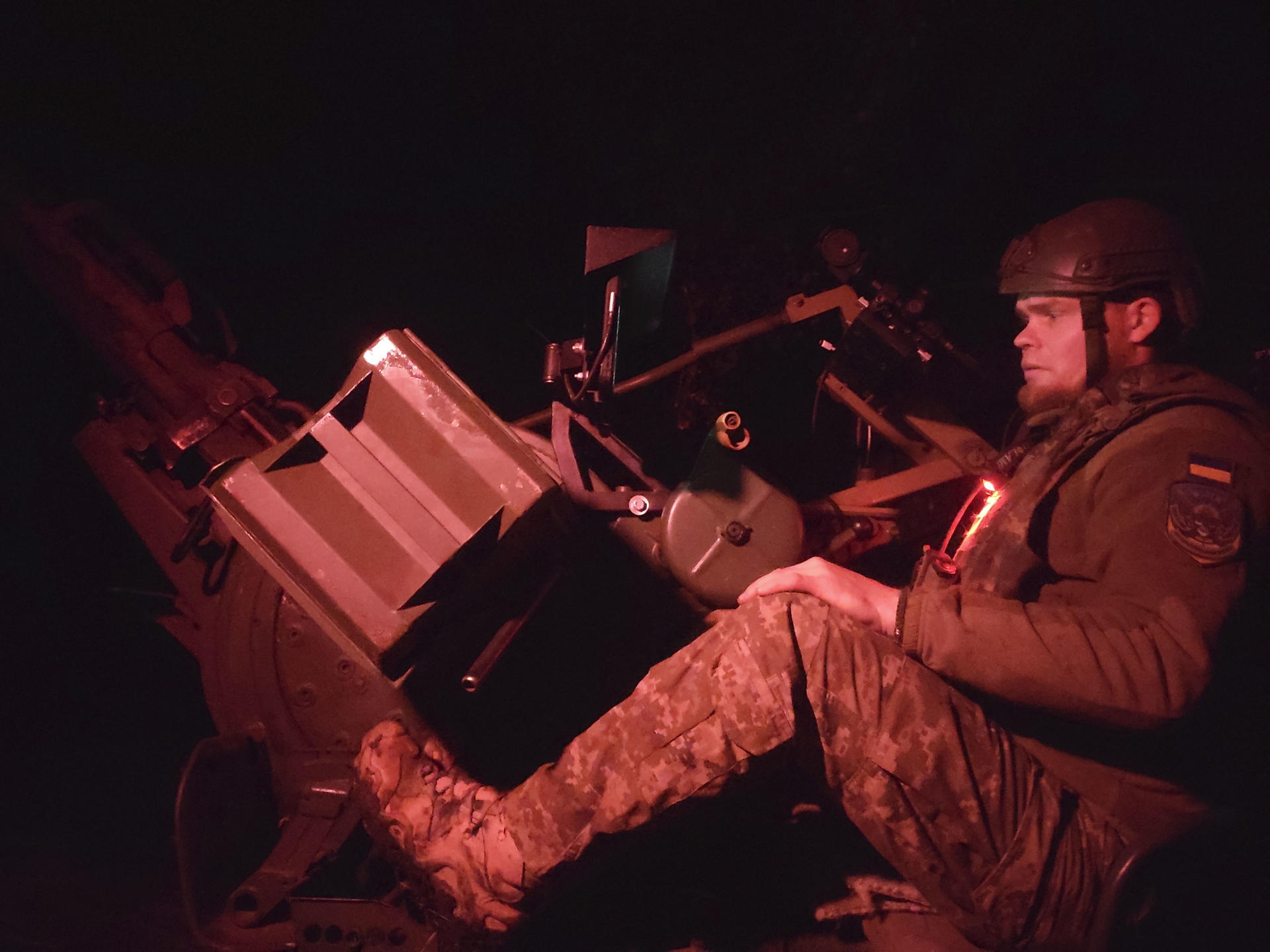En un campo a las afueras de Járkov, el treintañero Rodión, apodado 'Bilyi' (Blanco) (en la imagen), y su compañero Oleksandr de la 127ª Brigada de defensa territorial de las Fuerzas Terrestres ucranianas monitorean atentamente las comunicaciones de otras unidades. EFE/ Rostyslav Averchuk