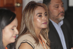 La directora de la organización humanitaria Cristosal en Honduras, Karen Valladares, asiste a la presentación del informe 'Estado de excepción y violencia estructural' este jueves, en Tegucigalpa (Honduras). EFE/Gustavo Amador