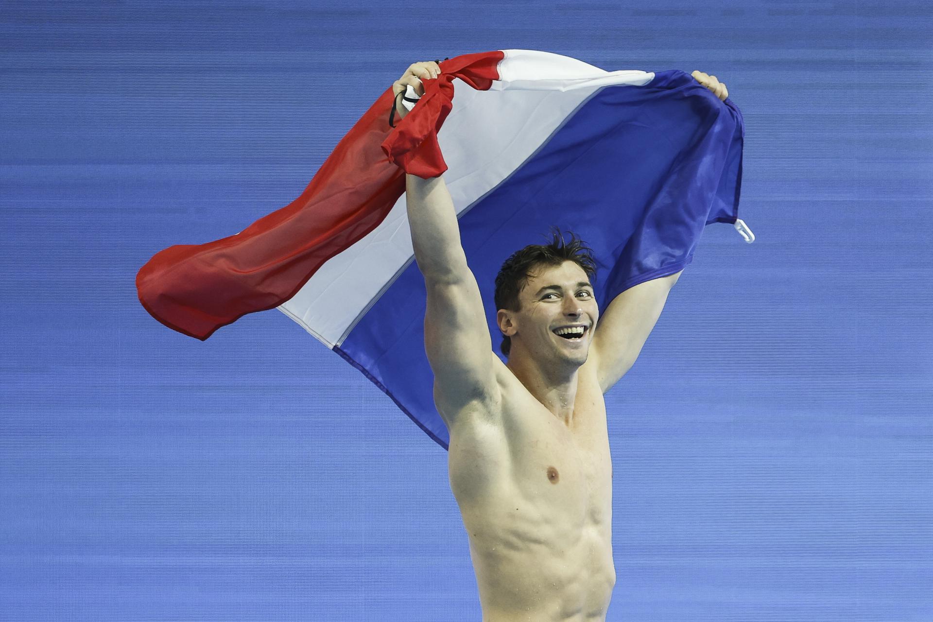 Maxime Grousset, de Francia, celebra tras ganar la medalla de oro en la final masculina de 100 metros mariposa en el Campeonato Mundial de Natación Singapur 2025, celebrado en Singapur el 2 de agosto de 2025. (100 metros, Francia, Singapur) EFE/EPA/RUNGROJ YONGRIT