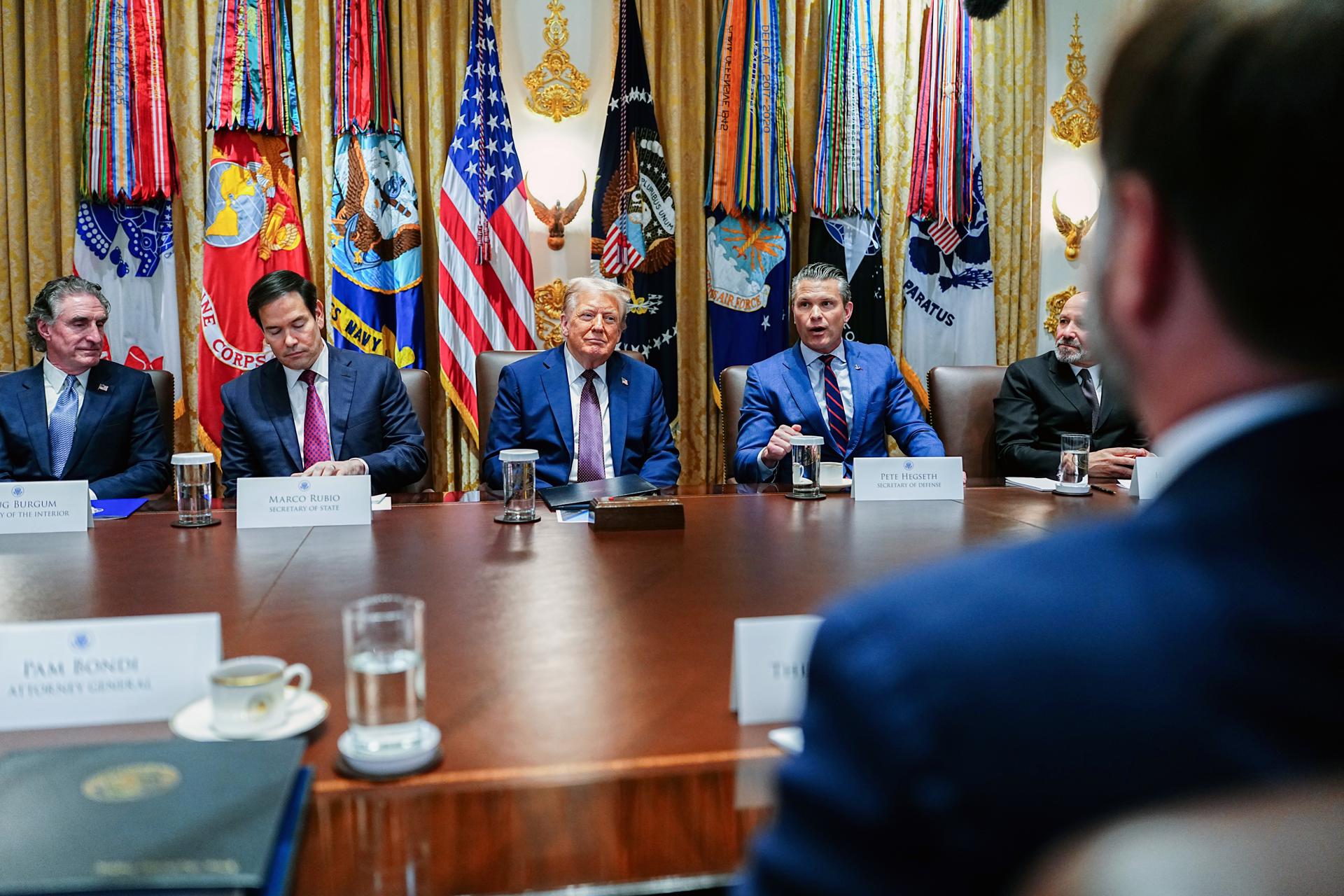 El presidente de Estados Unidos, Donald Trump (c), al encabezar este martes, 26 de agosto, una reunión con su gabinete de Gobierno, junto a sus secretarios de Defensa, Pete Hegseth (3d), de Estado, Marco Rubio (2i) y su consejero de Energía, Doug Burgum (i), en la Casa Blanca, en Washington DC (EE.UU.) EFE/Aaron Schwartz/Pool