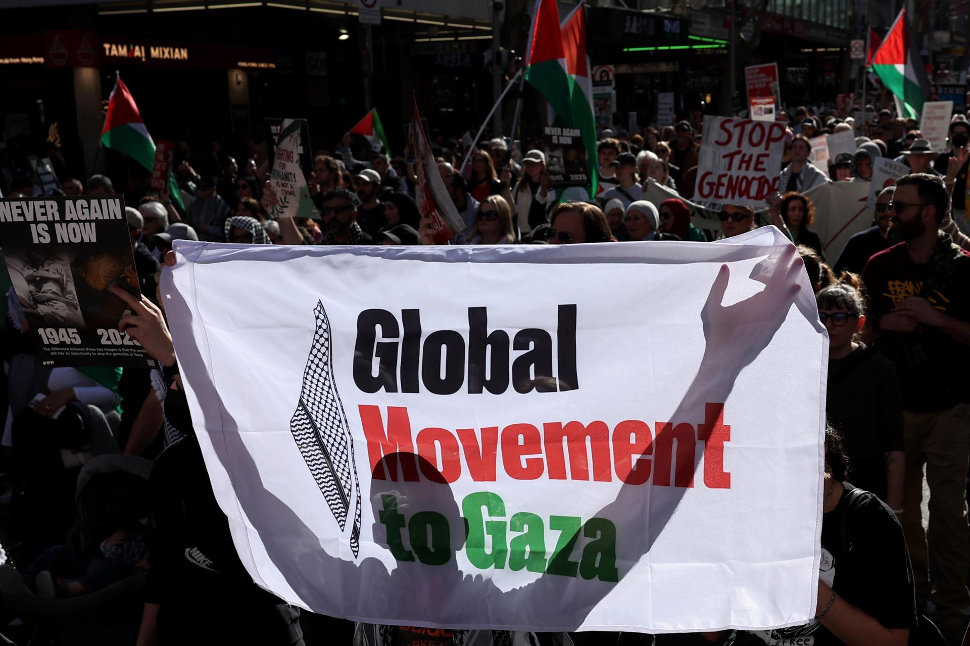 MELBOURNE (Australia), 03/08/2025.- Protesters march during a Free Palestine rally at the State Library of Victoria in Melbourne, Australia, 03 August 2025. EFE/EPA/CON CHRONIS AUSTRALIA AND NEW ZEALAND OUT