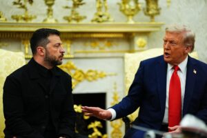 El presidente de Estados Unidos, Donald J. Trump (d), se reúne con su homólogo ucraniano, Volodímir Zelenski (i), en el Despacho Oval de la Casa Blanca en Washington (EE.UU.) EFE/EPA/AARON SCHWARTZ/ POOL