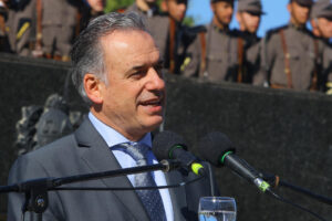 El presidente de Uruguay, Yamandú Orsi, habla durante un acto en la celebración por el Bicentenario de la Declaratoria de la Independencia del país este lunes, en Piedra Alta de la ciudad de Florida (Uruguay). EFE/ Gastón Britos