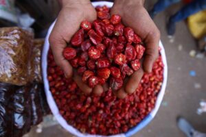 Un vendedor vende chile picante en un mercado en una imagen de archivo. EFE/EPA/SHAHZAIB AKBER