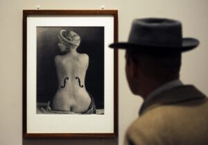 FMA0011 LONDRES (REINO UNIDO), 06/02/2013.- Un hombre observa la fotografía "Le Violon d'Ingres" en la exposición "Los retratos de Man Ray" en la National Portrait Gallery en Londres, Reino Unido, hoy, miércoles 6 de febrero de 2013. La muestra, que se inaugurará mañana y estará abierta hasta el 27 de mayo, reúne más de 150 retratos de las musas y amigos de Man Ray, como Lee Miller o Pablo Picasso. EFE/Facundo Arrizabalaga