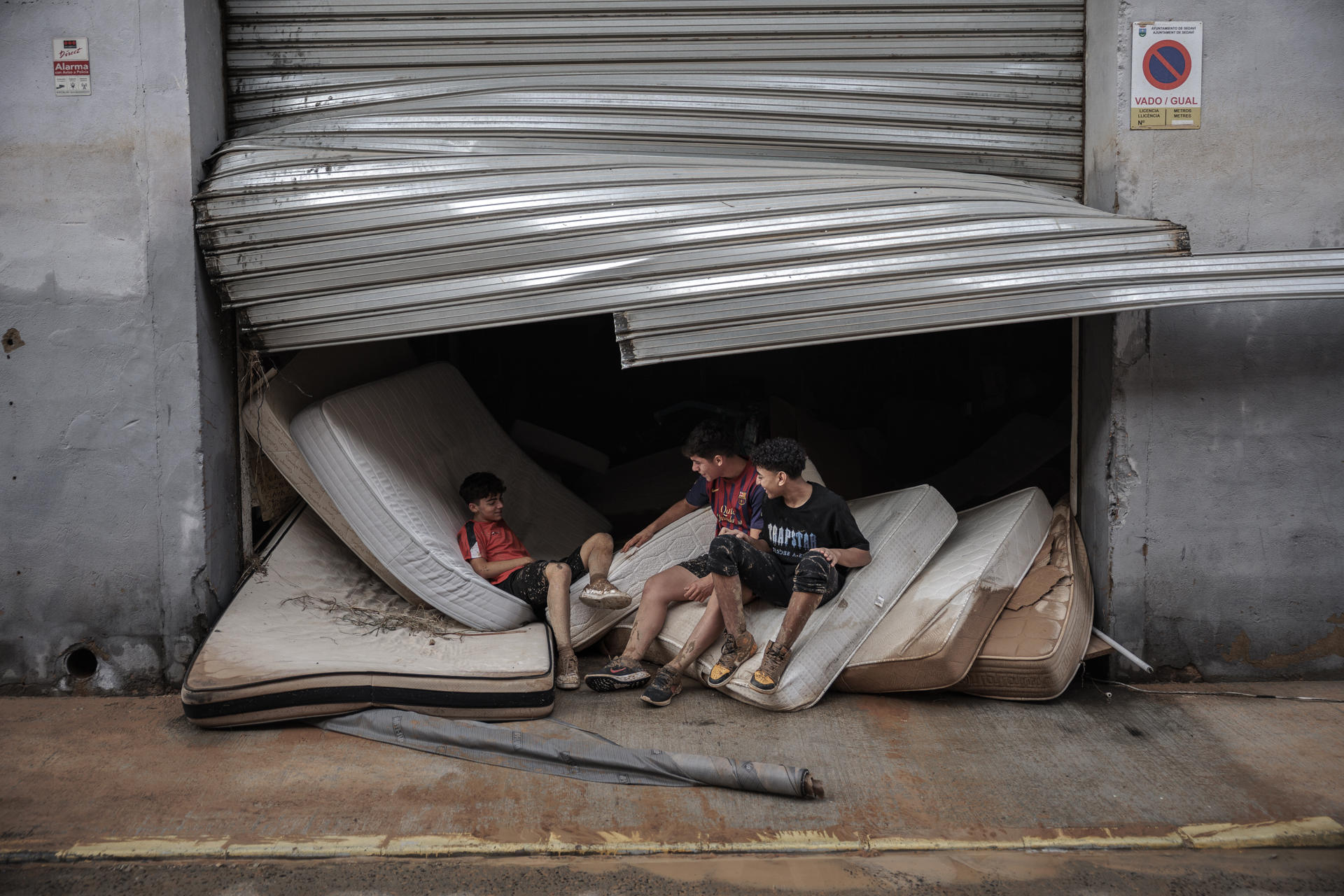 GRAFCVA9078. VALÈNCIA, 31/08/2025.- El fotoperiodista valenciano Biel Aliño ha ganado el primer premio en la categoría de Noticias (Ensayo) del concurso 'Picture of the Year Latam', convocado por Poy Latam, por una serie sobre la dana del 29 de octubre que devastó la provincia de Valencia, dentro de la cobertura gráfica que hizo para la Agencia EFE. La fotografía es una de las imágenes que forma parte de la serie premiada. EFE/Biel Aliño