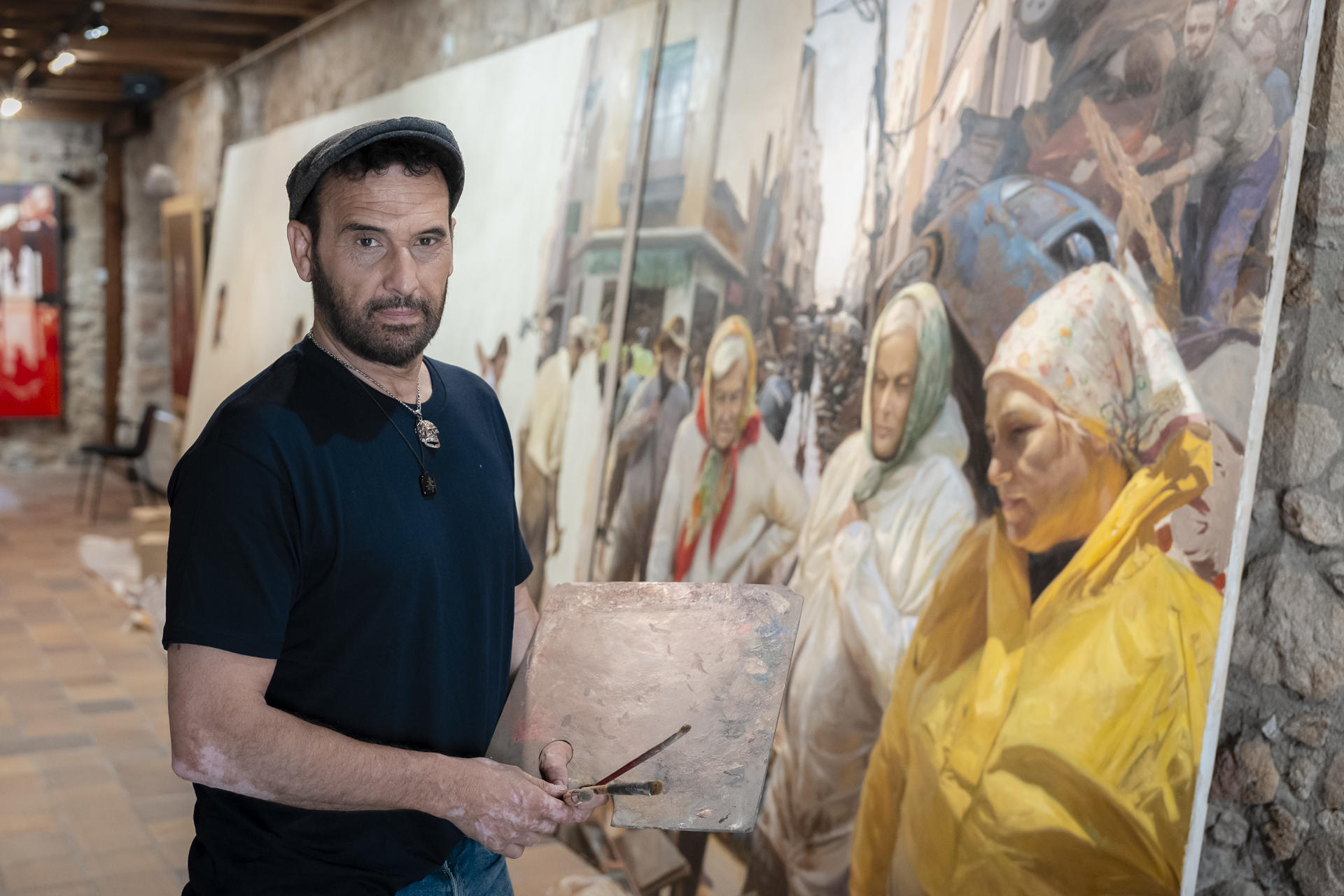 El madrileño Kike Meana explica en una entrevista con EFE que se instala todo el verano en la Costa Brava para pintar ante público el cuadro de grandes dimensiones sobre la DANA que donará a Valencia cuando se cumpla un año de aquella catástrofe. EFE/David Borrat.