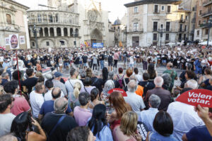 Foto de archivo (29/07/2025).- La localidad valenciana de Catarroja, en plena zona cero de la dana, acogió la novena manifestación contra el president de la Generalitat, Carlos Mazón, por su gestión de la tragedia, cuando se cumplían nueve meses de las inundaciones en las que fallecieron 228 personas en la provincia de Valencia. EFE/ Kai Forsterling