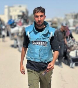 Imagen colectada sin fecha de Moaz Abu Taha, corresponsal de Gaza con NBC News. Moaz Abu Taha fue una de las víctimas en un ataque aéreo israelí que tuvo como objetivo el Hospital Nasser en Khan Younis, Franja de Gaza sur, el 25 de agosto de 2025. Según el Ministerio de Salud Palestino, el ataque aéreo impactó el cuarto piso del Complejo Médico Nasser, seguido de un segundo ataque al llegar las tripulaciones de ambulancias para rescatar a los heridos y a los muertos, dejando al menos 20 muertos, incluyendo cinco periodistas. EFE/EPA/HANDOUT HANDOUT EDITORIAL USE ONLY/NO SALES