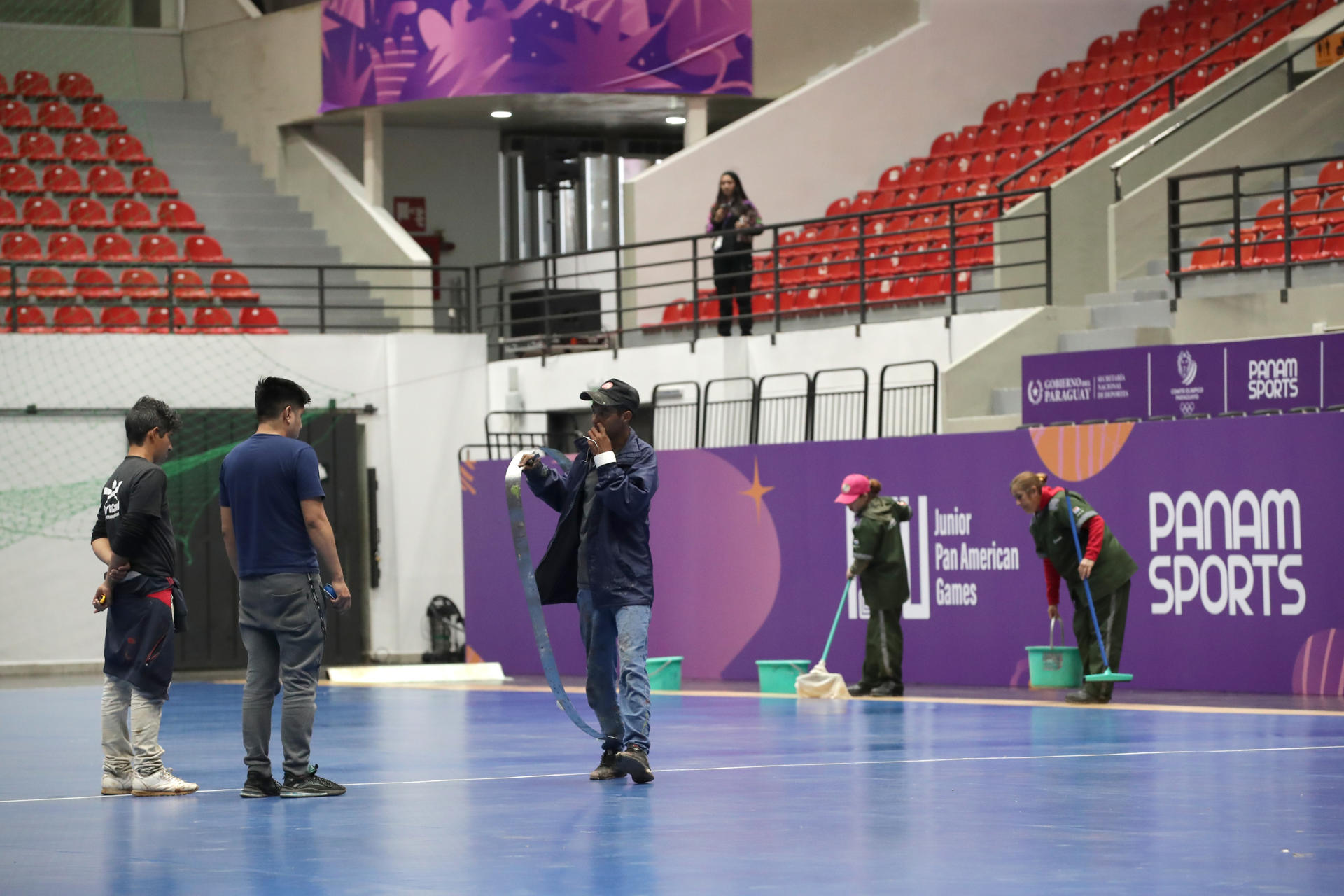 Integrantes de la Secretaría Nacional de Deportes de Paraguay preparan uno de los recintos para la celebración de los II Juegos Panamericanos Junior en Asunción. EFE/ Juan Pablo Pino
