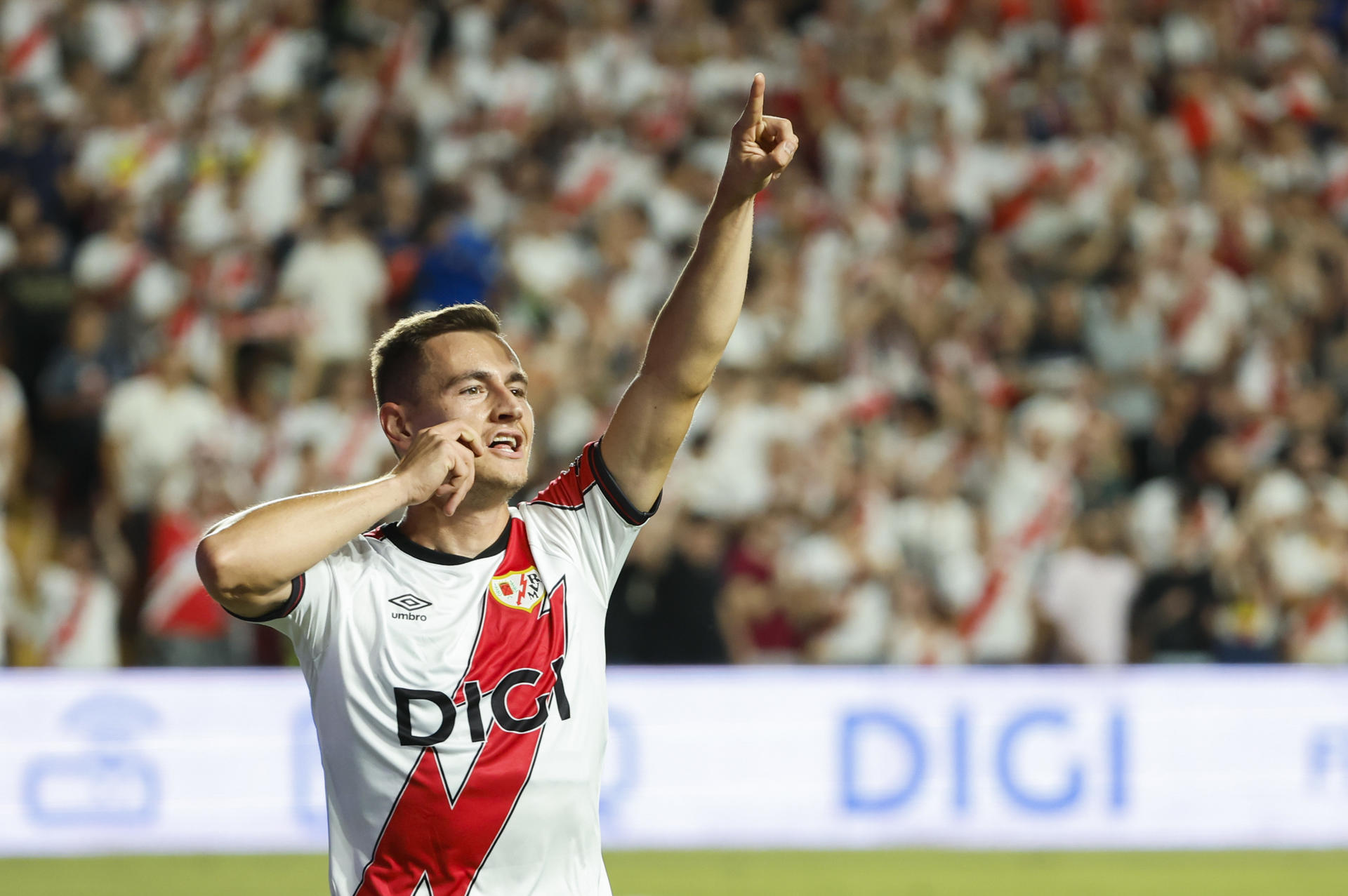 El delantero del Rayo Jorge de Frutos celebra tras marcar el tercer gol ante el Neman, durante el partido de la fase eliminatoria de la Liga Conferencia que Rayo Vallecano y el Neman Grodno disputan este jueves en el estadio de Vallecas, en Madrid. EFE/Mariscal