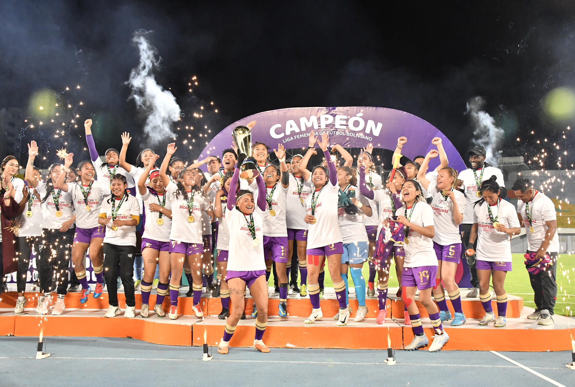 Jugadoras de Always Ready celebran este miécoles la cuarta conquista consecutiva de la Liga Femenina de Fútbol Boliviano en una final que ganaron con un global de 4-3 al Astor, de Cochabamba. EFE/ Jorge Abrego